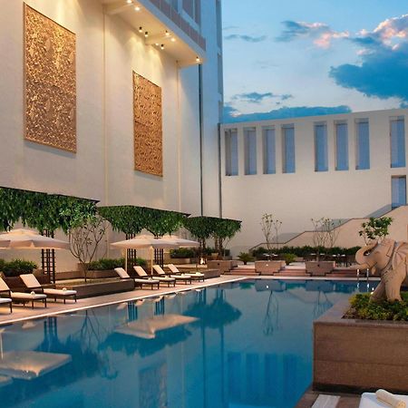 Jaipur Marriott Hotel Exteriér fotografie The pool at the Taj Mahal Palace