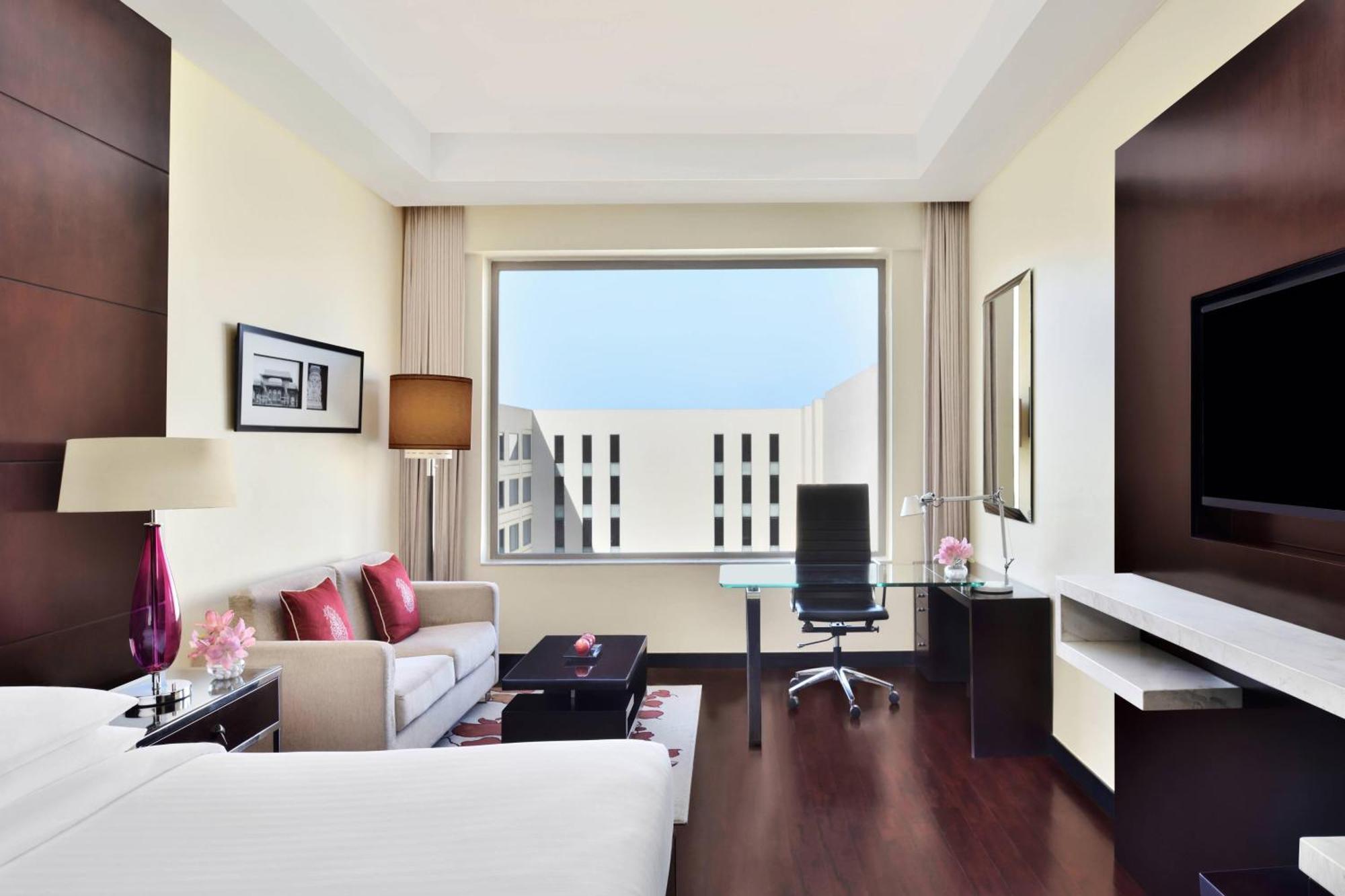 Jaipur Marriott Hotel Exteriér fotografie A typical room at the hotel