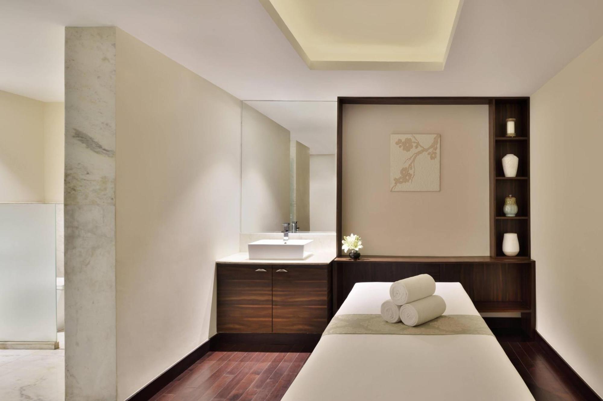Jaipur Marriott Hotel Exteriér fotografie A treatment room at the spa