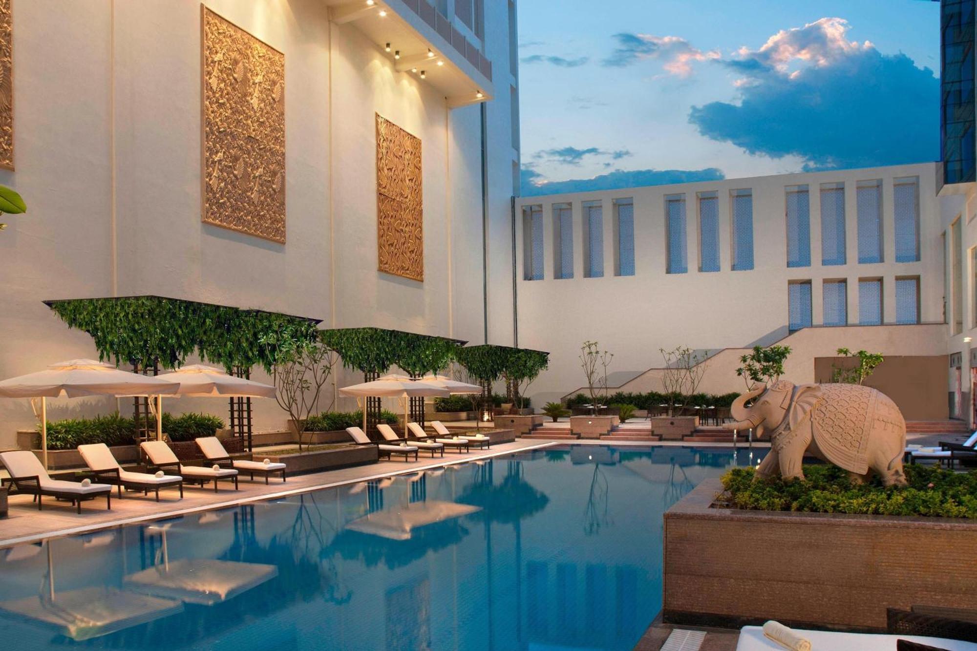 Jaipur Marriott Hotel Exteriér fotografie The pool at the Taj Mahal Palace