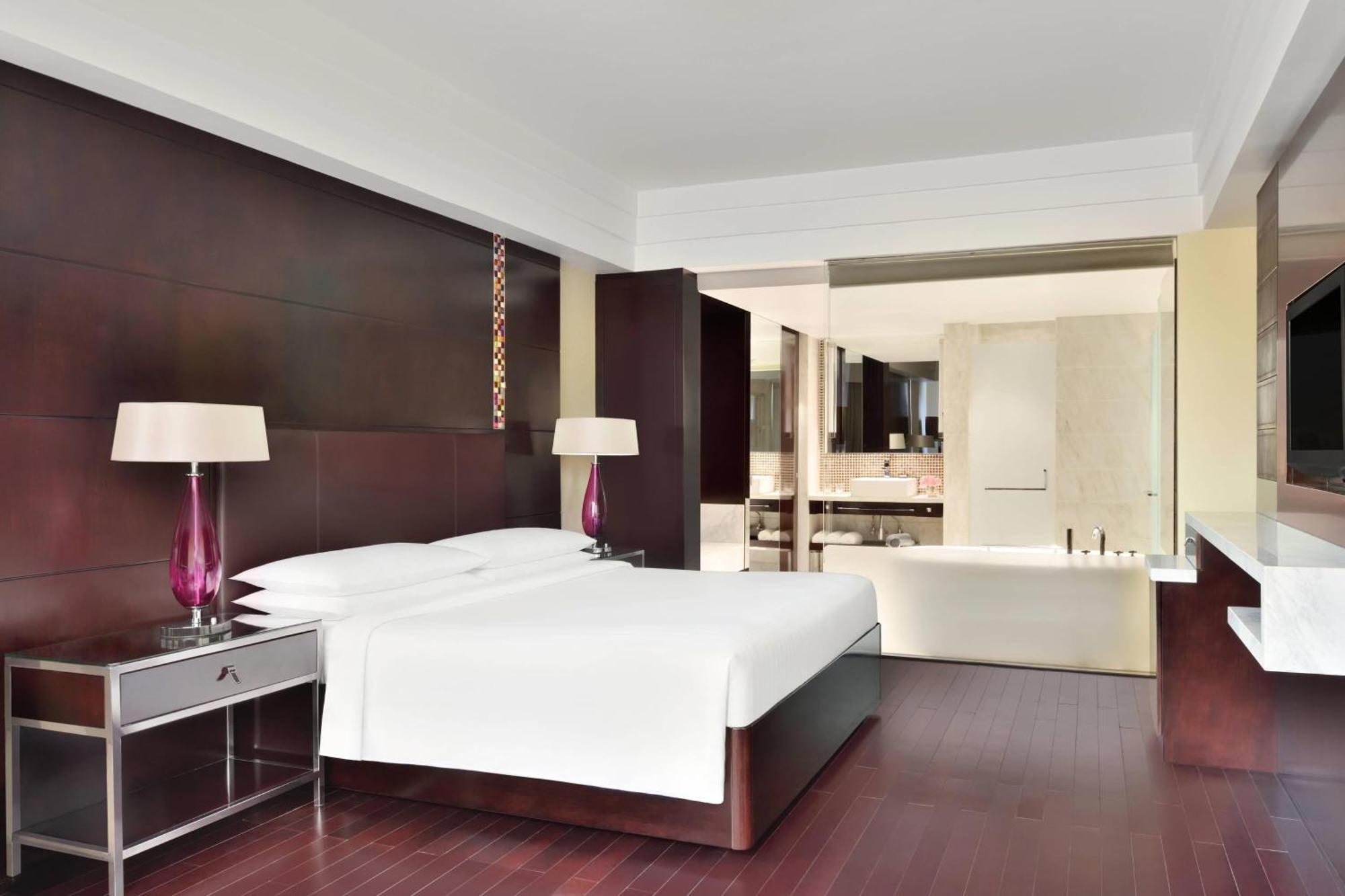 Jaipur Marriott Hotel Exteriér fotografie A guest room at the hotel