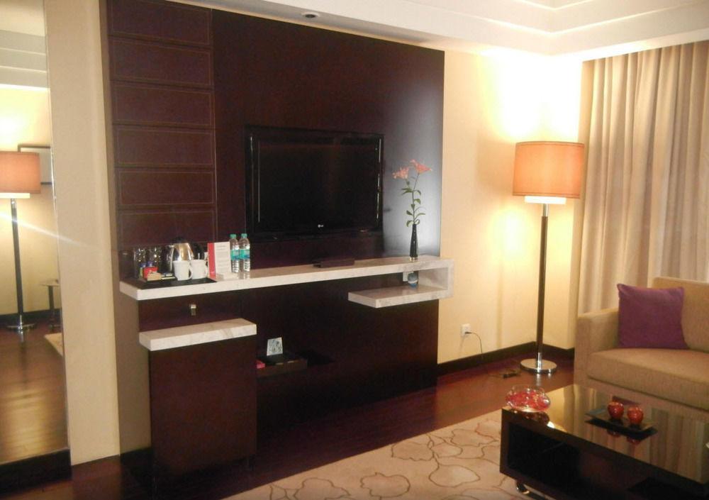 Jaipur Marriott Hotel Exteriér fotografie A television set in a hotel room