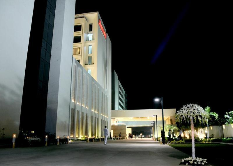 Jaipur Marriott Hotel Exteriér fotografie The hotel at night