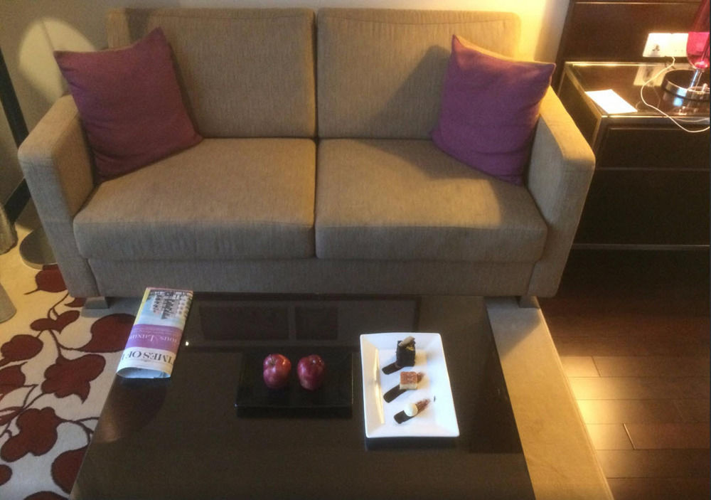Jaipur Marriott Hotel Exteriér fotografie A sofa in a hotel room