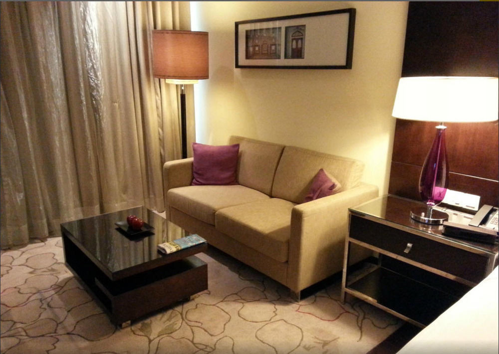 Jaipur Marriott Hotel Exteriér fotografie A sofa in a hotel room