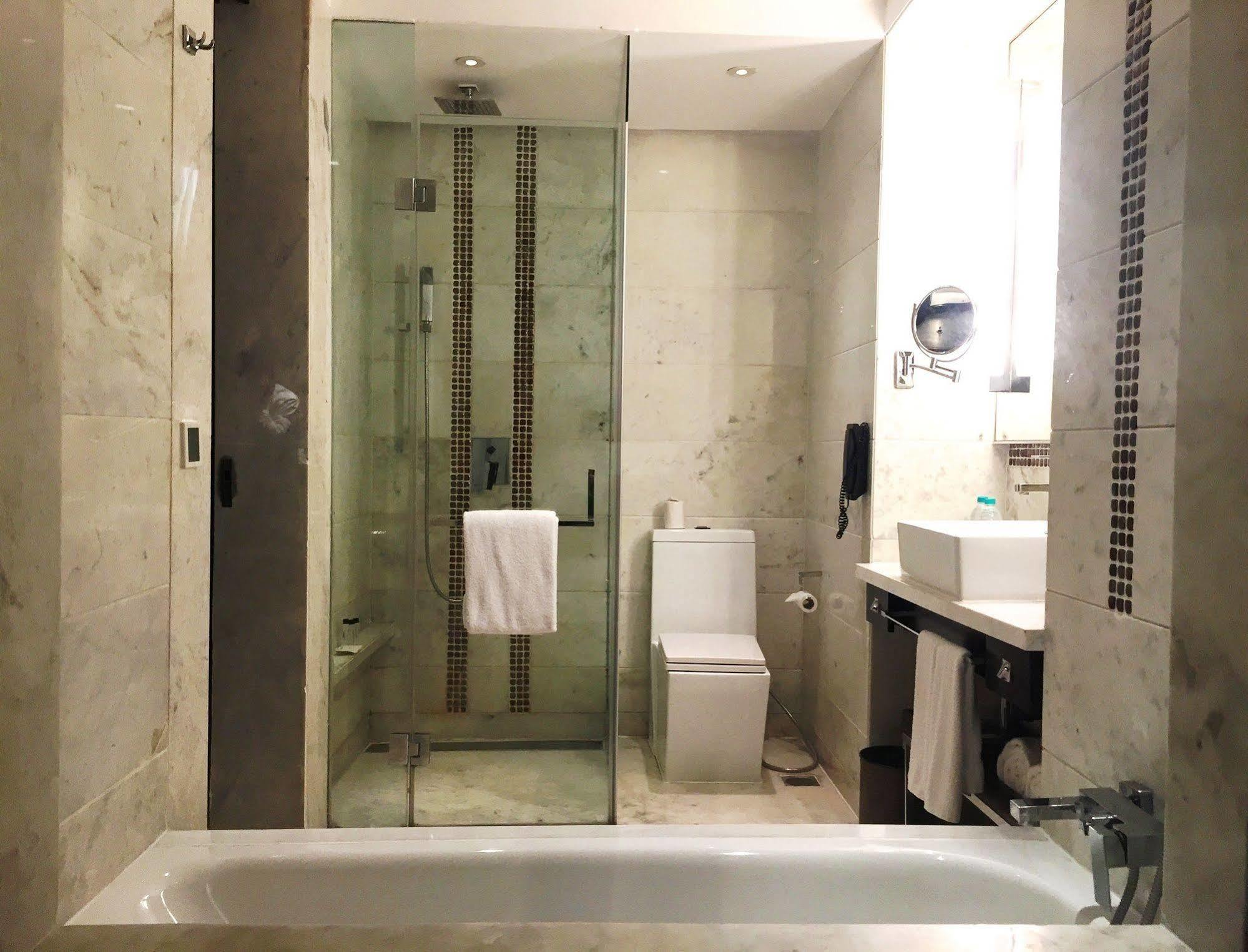 Jaipur Marriott Hotel Exteriér fotografie A bathroom with a shower enclosure and a bathtub